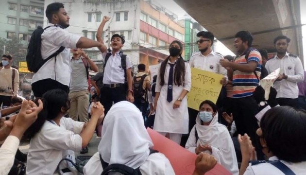 নিরাপদ সড়কের দাবিতে আবারো মাঠে নেমেছে রাজধানীর বিভিন্ন স্কুলের শিক্ষার্থীরা।